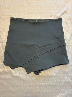 Solemio Los Angeles Waffle Knit Asymmetric High Rise Skort Medium⁠